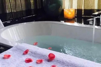 成都双流水疗池中的失重冥想：当身体学会漂浮